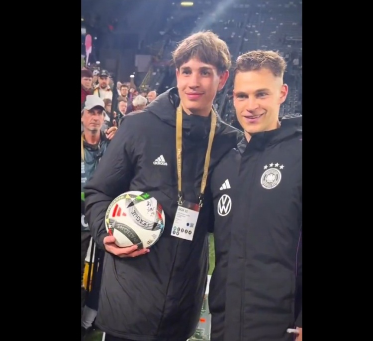 德國(guó)球童助力快發(fā)角球破門，基米希賽后送上簽名足球并合影鼓勵(lì)