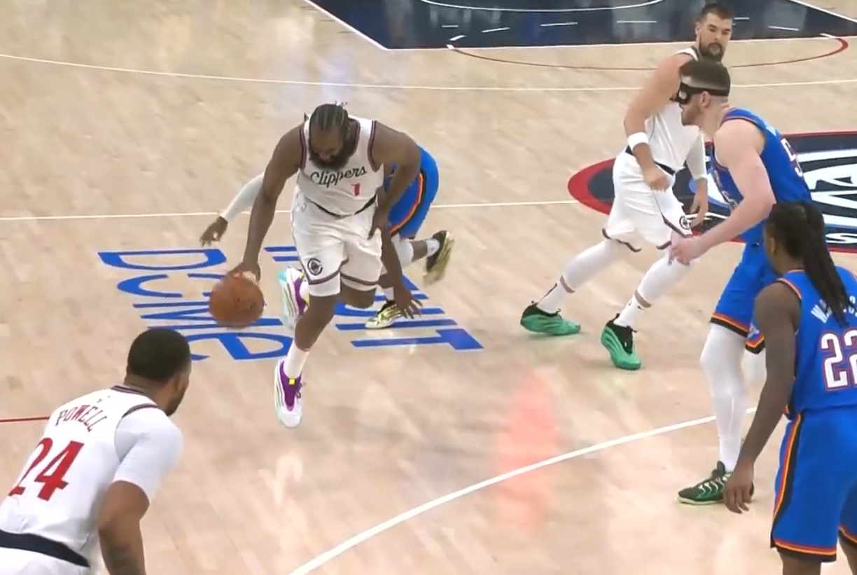 被多特貼身頂翻！哈登捂著自己的大腿痛苦倒地！好在無(wú)礙繼續(xù)比賽