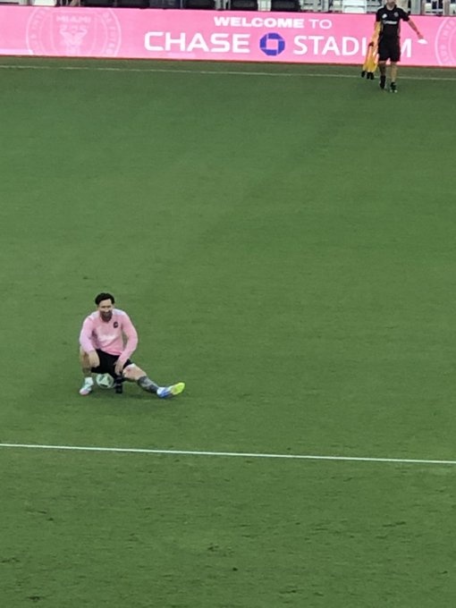 記者：梅西在訓(xùn)練中對(duì)左腿內(nèi)收肌受傷部位進(jìn)行冰敷，周末出戰(zhàn)成疑