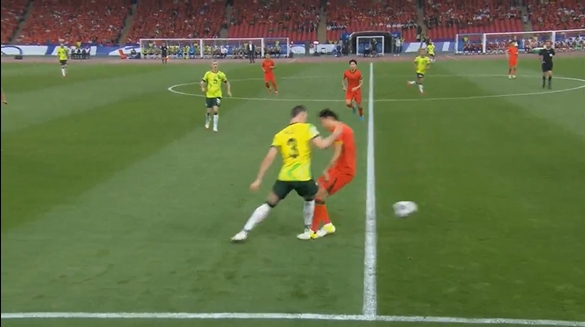 身背一黃的李磊開場(chǎng)第1分鐘兇狠上搶，對(duì)方球員痛苦倒地