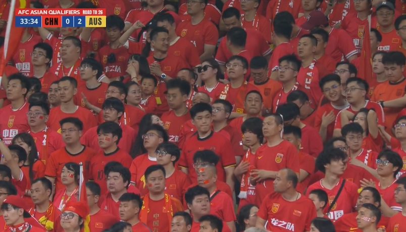 懵了...國(guó)足連丟兩球&黃政宇王大雷低級(jí)失誤，看臺(tái)球迷眼神茫然
