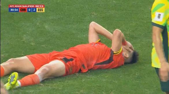 懊惱不已！王鈺棟傳后點楊澤翔空位鏟射踢空，國足錯失進球良機