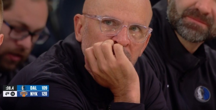 大比分落后！克萊與主帥基德場邊呆坐 顯得非常不開心