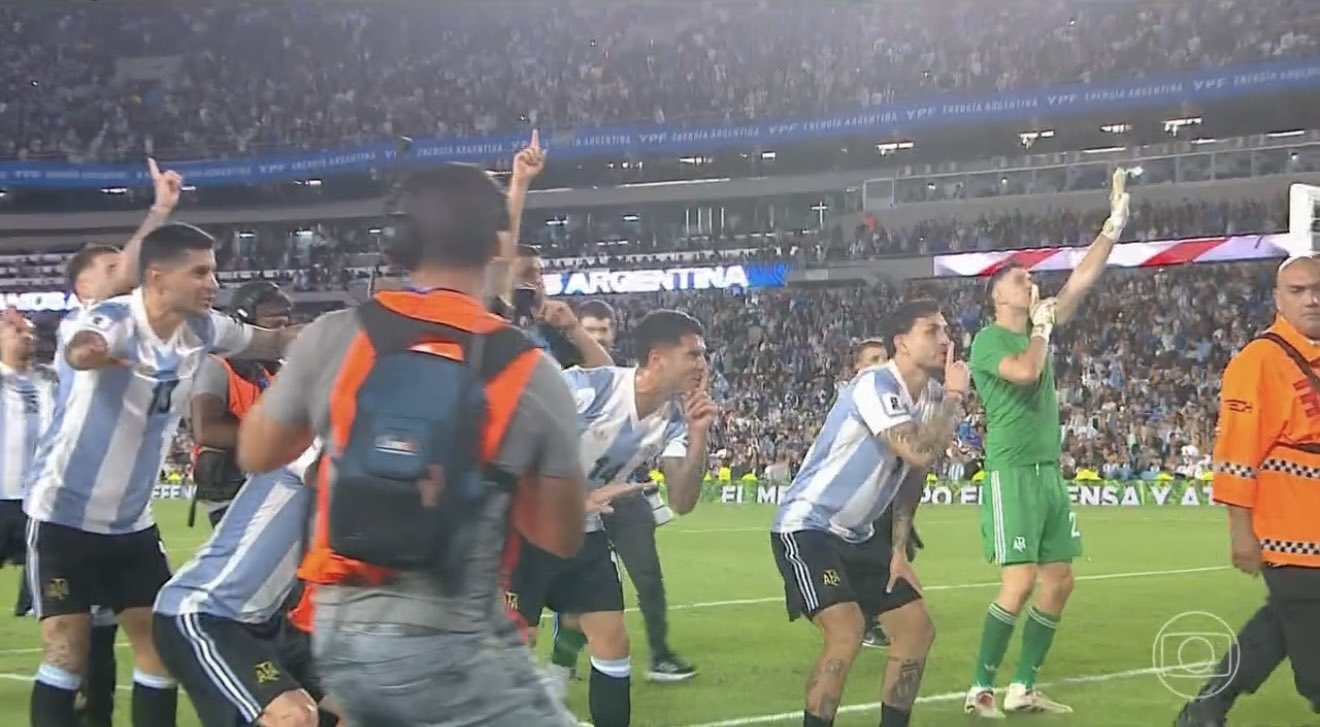 為巴西默哀一分鐘！阿根廷球員賽后朝看臺(tái)示意，靜下來(lái)為巴西默哀