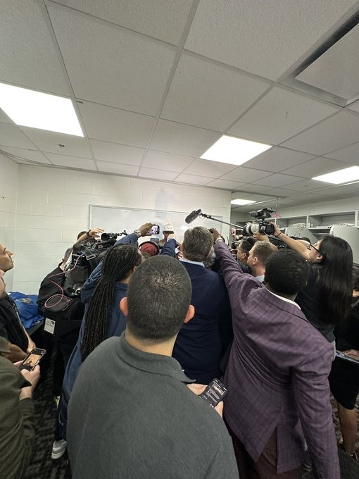 這陣勢！巴特勒采訪現(xiàn)場被圍得水泄不通