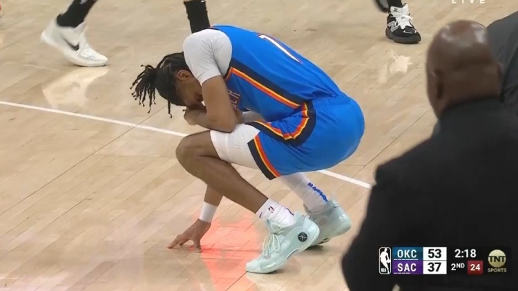 暈乎了！以賽亞-喬和埃利斯?fàn)帗屒?被后者坐到臉部貼地&下場檢查