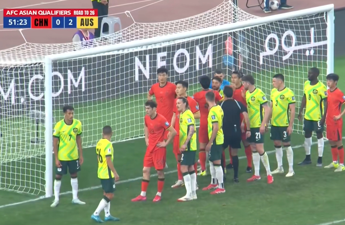 國足角球布置：門前扎人堆，困住澳大利亞1米84門將瑞安