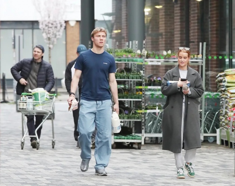 太陽報(bào)：曼聯(lián)前鋒霍伊倫近日與女友現(xiàn)身超市購買生活用品