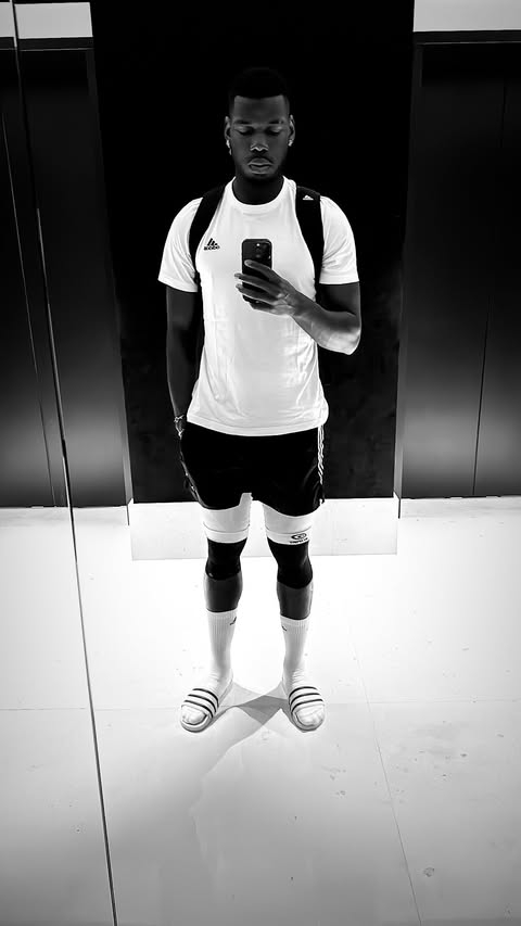 解禁但失業(yè)中！博格巴社媒曬自拍，白T恤小背包+長襪搭涼鞋