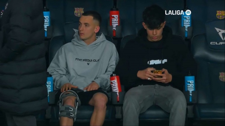 早日康復(fù)！卡薩多換發(fā)型+佩戴護(hù)具觀看巴薩vs奧薩蘇納