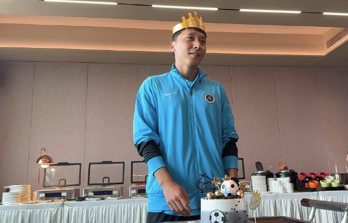 深圳新鵬城俱樂部為張衛(wèi)辦32歲生日儀式：生日快樂