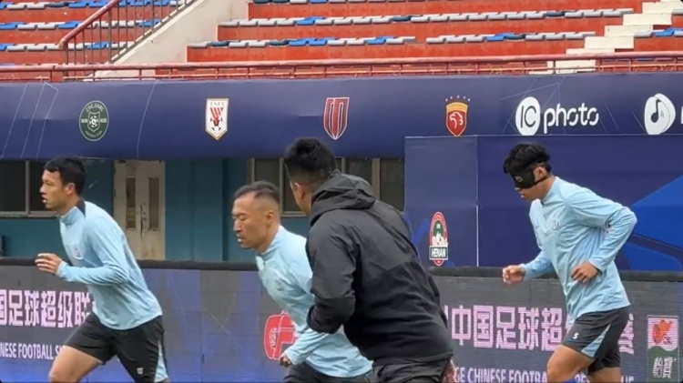 申花今天賽前踩場訓練，中衛(wèi)朱辰杰戴面具參加