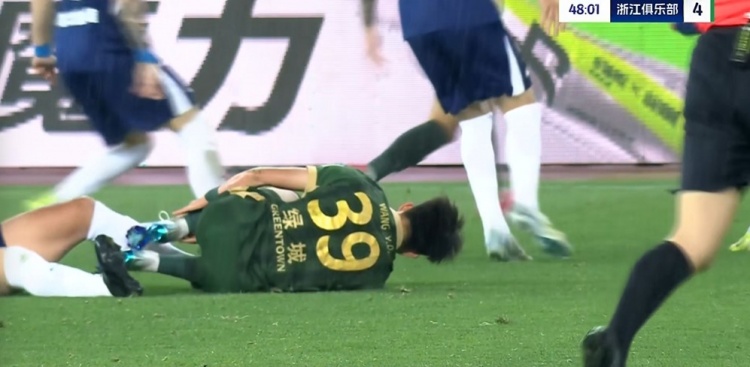 看著都痛！王鈺棟背后遭兇狠犯規(guī)受傷下場(chǎng) 賽后采訪表示并無(wú)大礙