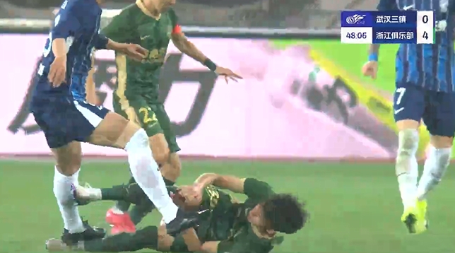 王鈺棟傷退！鄭凱木身后絆倒+踩中王鈺棟腳踝，后者被擔(dān)架抬下