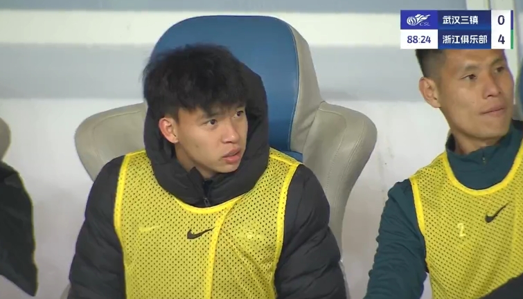 望無大礙！王鈺棟傷退后回到替補席，本場造烏龍+收獲中超處子球