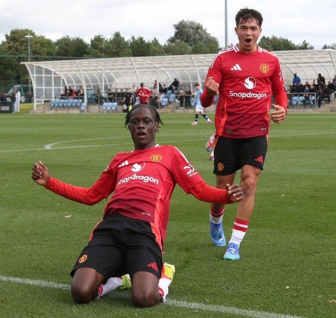 羅馬諾：曼聯(lián)即將續(xù)約17歲小將，聯(lián)賽10場(chǎng)6球&很快會(huì)一線隊(duì)首秀