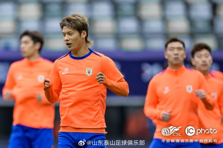 泰山隊進行賽前踩場訓練，積極備戰(zhàn)明天與梅州客家隊的中超聯(lián)賽