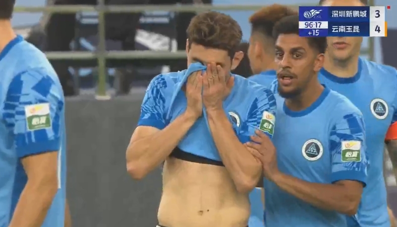 登場僅6分鐘！新鵬城剛扳回一球，拜合拉木揮拳擊打?qū)κ秩炯t！