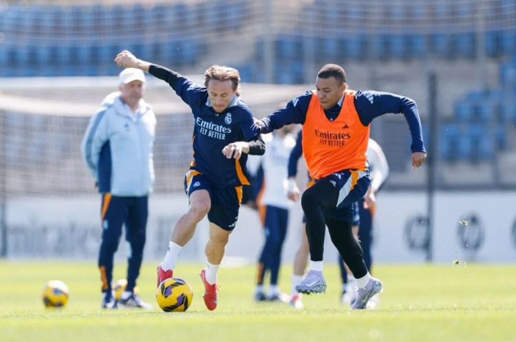 皇馬今日訓(xùn)練：庫(kù)爾圖瓦室內(nèi)訓(xùn)練，門(mén)迪和塞巴略斯繼續(xù)恢復(fù)過(guò)程