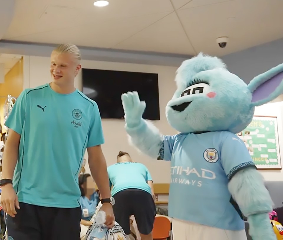 曼城否認(rèn)哈蘭德?lián)舸蚣槲镱^部致員工受傷，員工指控：想掩蓋事實(shí)