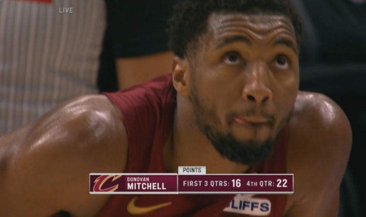 力挽狂瀾！多諾萬-米切爾第四節(jié)7中6已砍22分 前三節(jié)合計16分