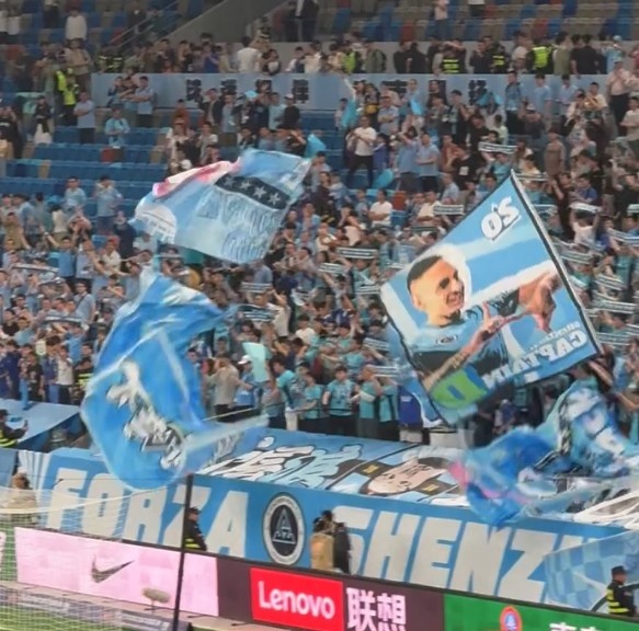 記者：城市集團高層現(xiàn)場觀看深圳新鵬城 專業(yè)球場氛圍讓他們滿意