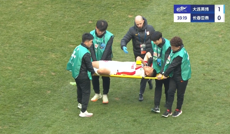 亞泰連續(xù)2人傷退！李申圓直接返回更衣室，譚龍被擔(dān)架抬下球場