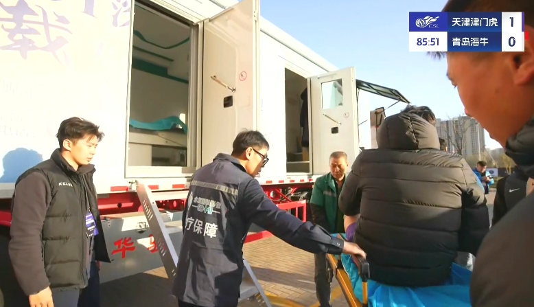 望無大礙！薩爾瓦多被暴力飛鏟傷退，轉(zhuǎn)播直接切到醫(yī)療車CT檢查