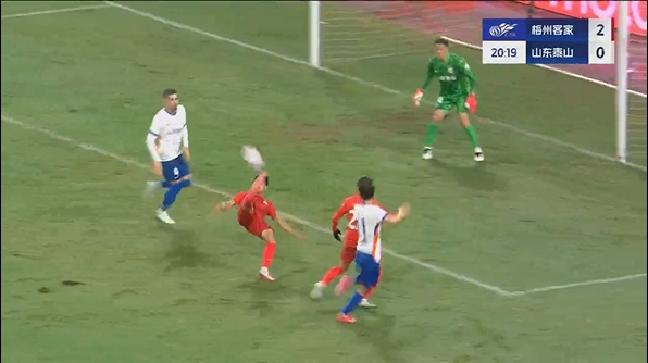 泰山20分鐘0-2落后梅州！楊超聲倒鉤破門&2場3球狂奔半場滑跪慶祝