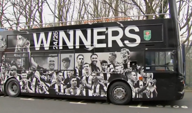 20萬(wàn)人一起嗨！紐卡奪冠游行大巴亮相：黑色車身+全隊(duì)畫像