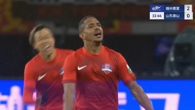 被打花了！泰山34分鐘0-3落后梅州，梅州3腳射門(mén)打進(jìn)3球！