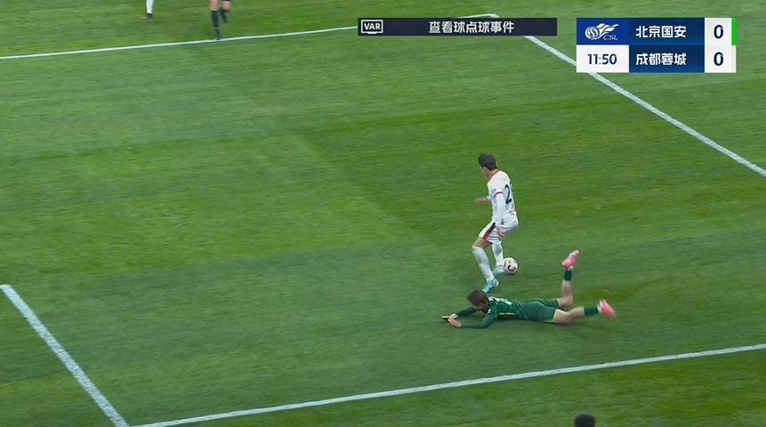 VAR介入超6分鐘！馬寧果斷判點&看VAR后維持原判，法比奧點射破門