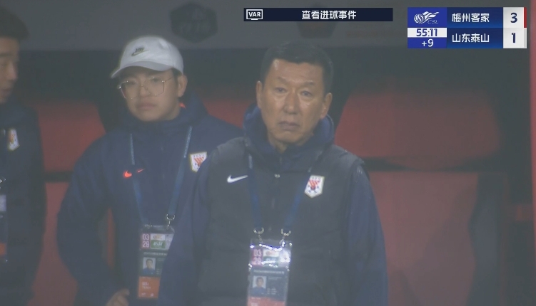半場1-3落后遞補(bǔ)隊(duì)！場邊的崔康熙表情焦急