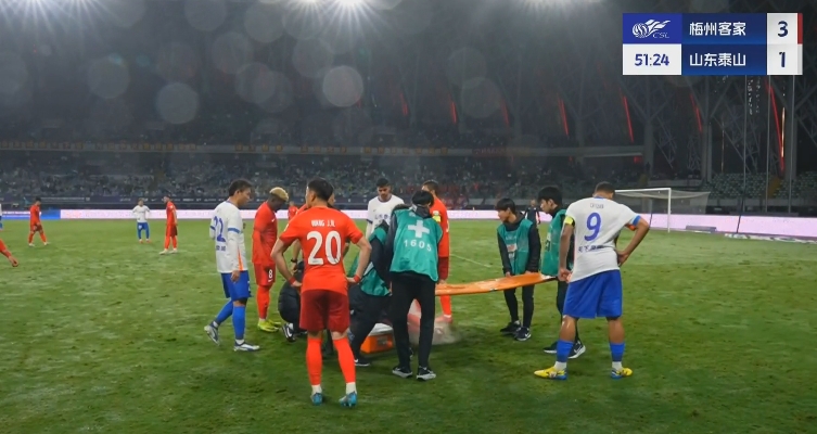 望無大礙！羅德里格斷球反擊突然“哎喲”倒地，摸膝蓋被擔(dān)架抬下