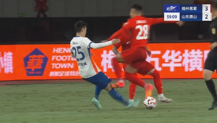 輕功水上漂？！鐘浩然跳起搶斷，鞋底踩彭欣力膝蓋起飛！直紅罰下