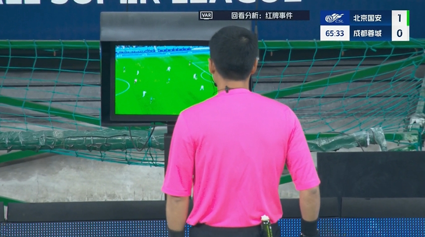 國安少打一人！恩加德烏被斷后放倒費(fèi)利佩，馬寧看VAR改判直紅！