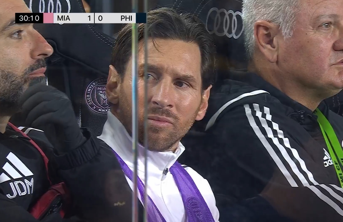 何解梅癮？鏡頭頻頻給到場邊的梅西，缺席阿根廷比賽后繼續(xù)替補(bǔ)