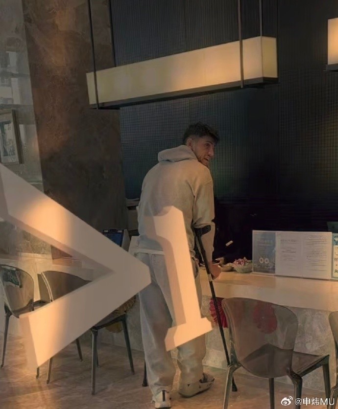 看著傷勢(shì)不輕，天津記者曬照：薩爾瓦多已經(jīng)上了護(hù)具拐杖