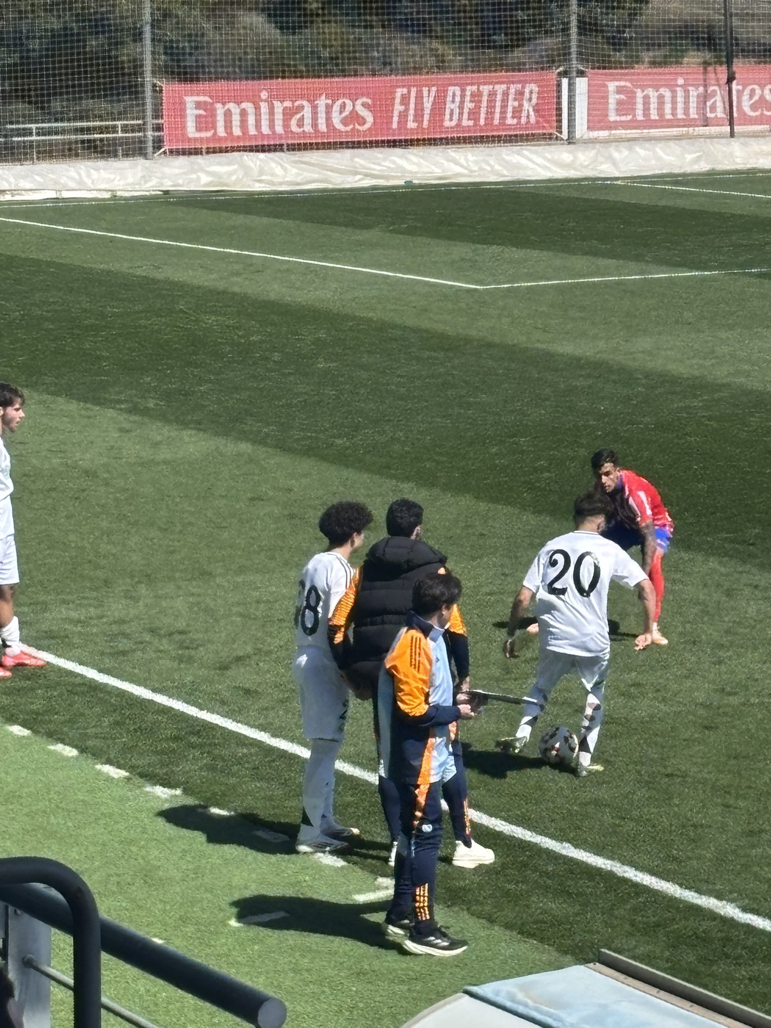 天賦滿滿！馬塞洛15歲兒子恩佐皇馬U19首秀，登場5分鐘腳后跟助攻