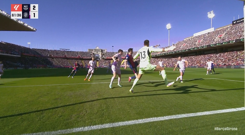 穿門將小門！萊萬高難度勾射破門，巴薩主場2-1再度領先赫羅納