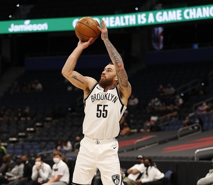 字母在70年代砍250分？邁克-詹姆斯：過(guò)去可不慣著走步&翻腕&二帶