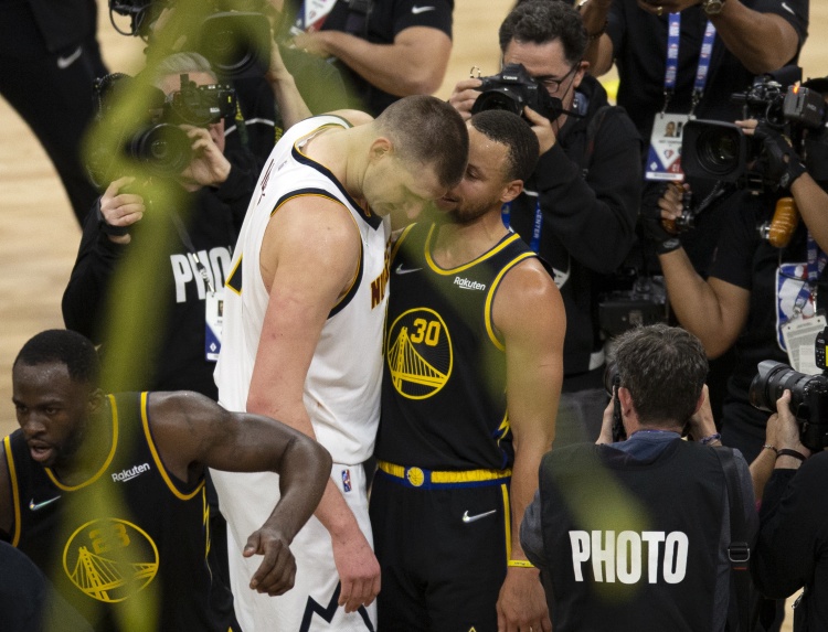 18+米遠！單賽季命中兩記60+英尺投籃的球員：約基奇、庫里