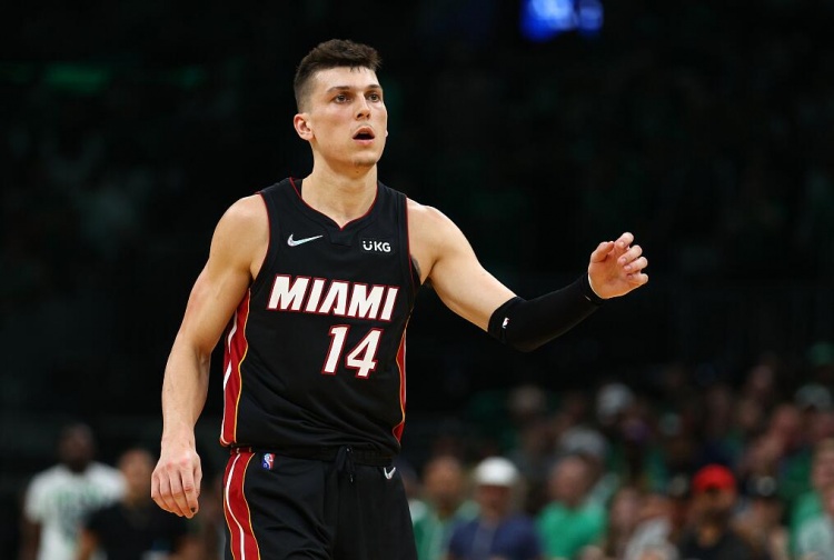 筐都砸歪了！希羅19投4中&三分9中0 得到11分6板3助2斷