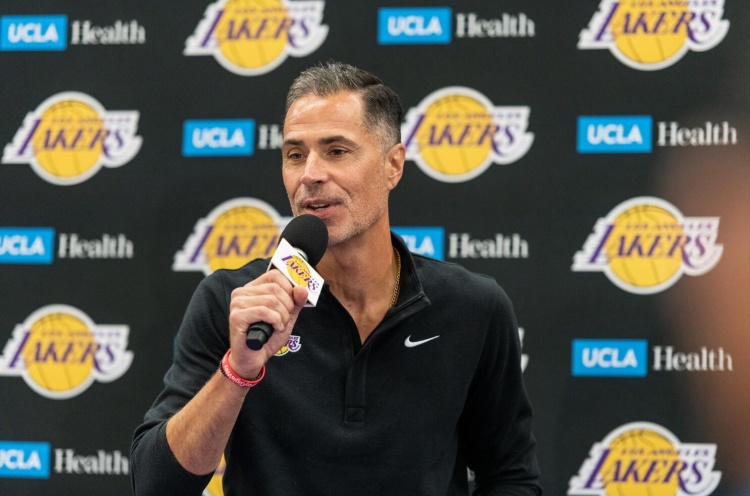 A-史密斯：最近佩林卡主動找我聊過 他知道我支持湖人進總決賽