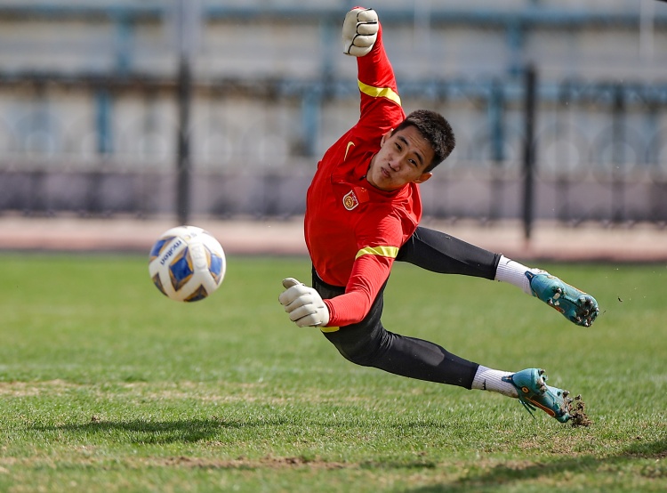 替補(bǔ)出戰(zhàn)完成多次撲救！媒體人：于金永很穩(wěn)，未來可以多用用