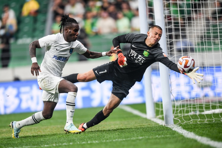 媒體人熱議：韓佳奇大場面不如侯森穩(wěn)當(dāng)，丟球后申花秒變強隊