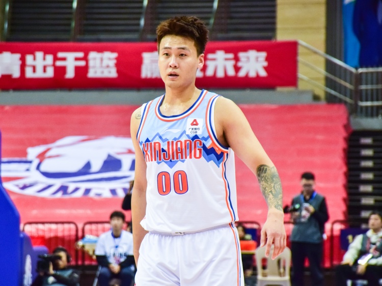 苦苦支撐！趙睿半場14中7砍全隊最高19分外加5助 罰球3中3