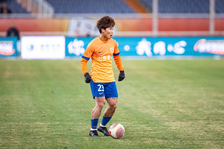 記者：泰山隊賽前，崔康熙和謝文能出席發(fā)布會