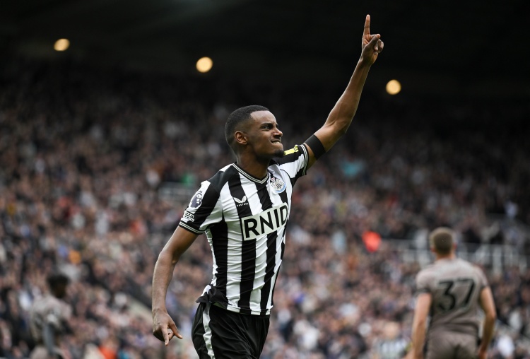 英媒：伊薩克是否留紐卡仍待定，團(tuán)隊(duì)成員建議他今夏仔細(xì)考慮未來(lái)