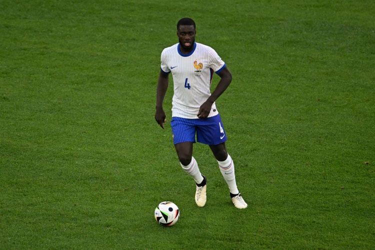 雙重打擊！官方：于帕梅卡諾左膝有關(guān)節(jié)內(nèi)游離體，將傷缺數(shù)周